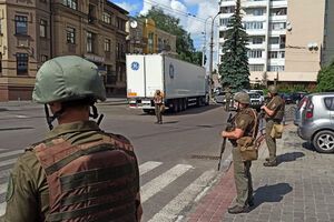 По данным Геращенко, террорист удерживает в заложниках от 10 до 20 человек