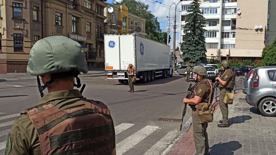 По данным Геращенко, террорист удерживает в заложниках от 10 до 20 человек