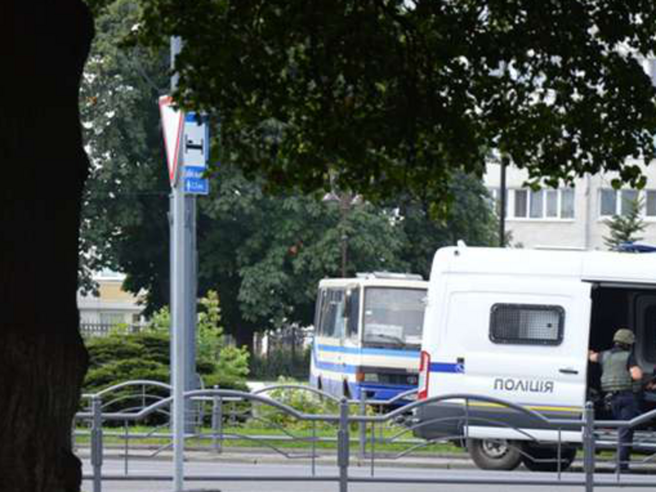 Утром 21 июля&nbsp;неизвестный в центре Луцка захватил автобус, в котором находится около 20 заложников