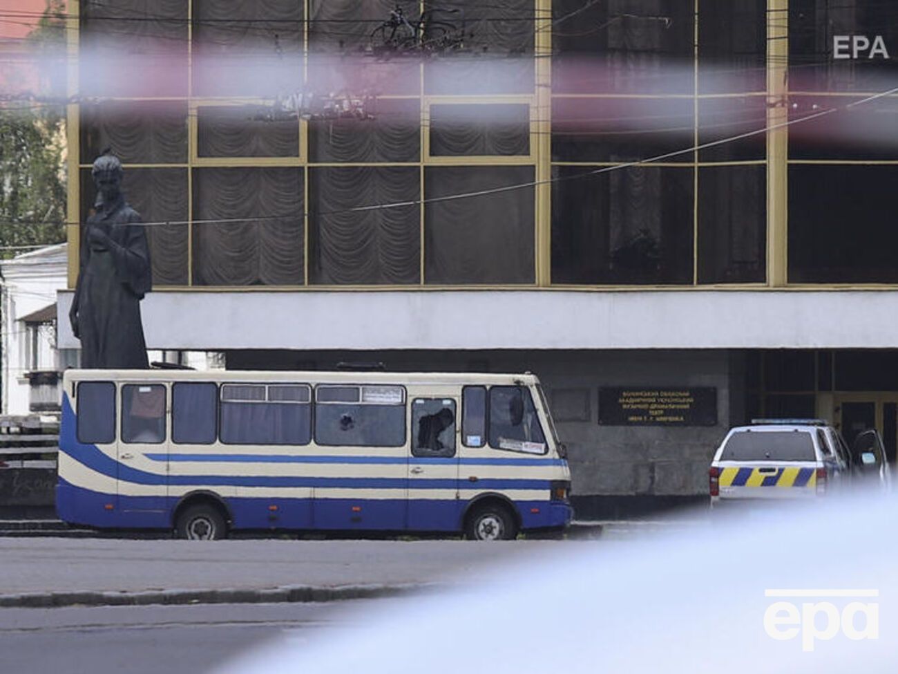 Автобус с заложниками с утра стоит в центре Луцка
