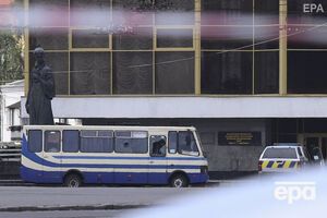 Автобус с заложниками с утра стоит в центре Луцка