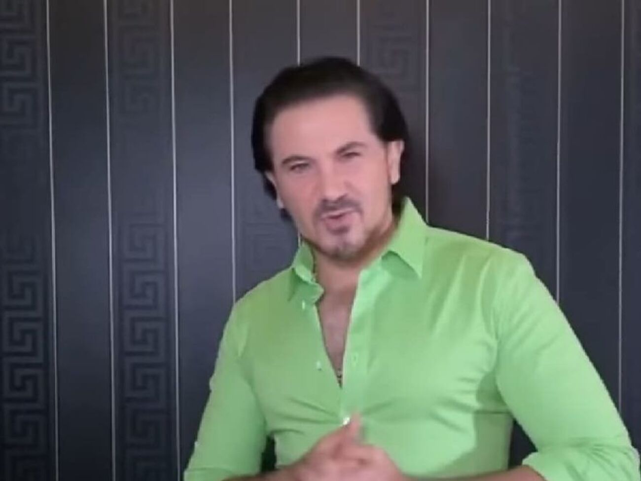 Руссо народився 1969 року в Сирії