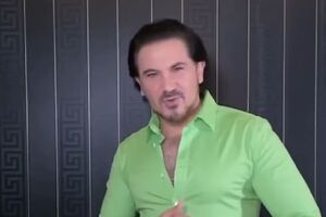 Руссо народився 1969 року в Сирії