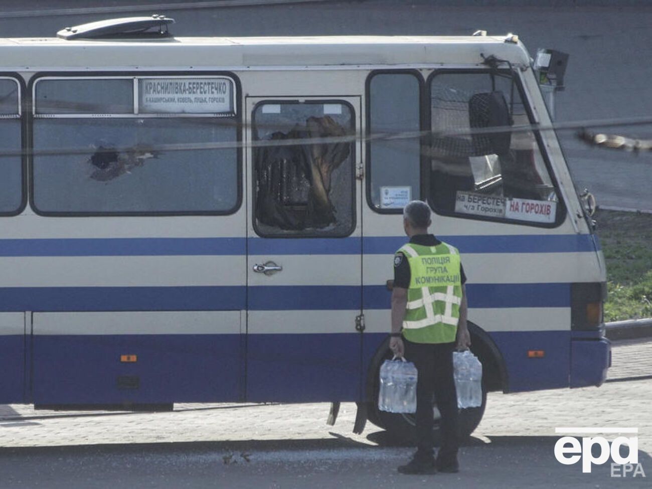 Террорист просил всех вести себя спокойно.