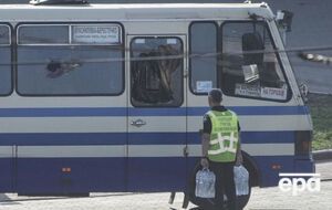 Террорист просил всех вести себя спокойно.