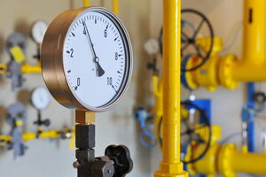 Різниця між базовою ціною газу українського оператора ГТС та спотовими цінами на хабі, по суті, відповідає логістичним витратам на доставку газу від німецького хаба до кордону України, зазначає видання