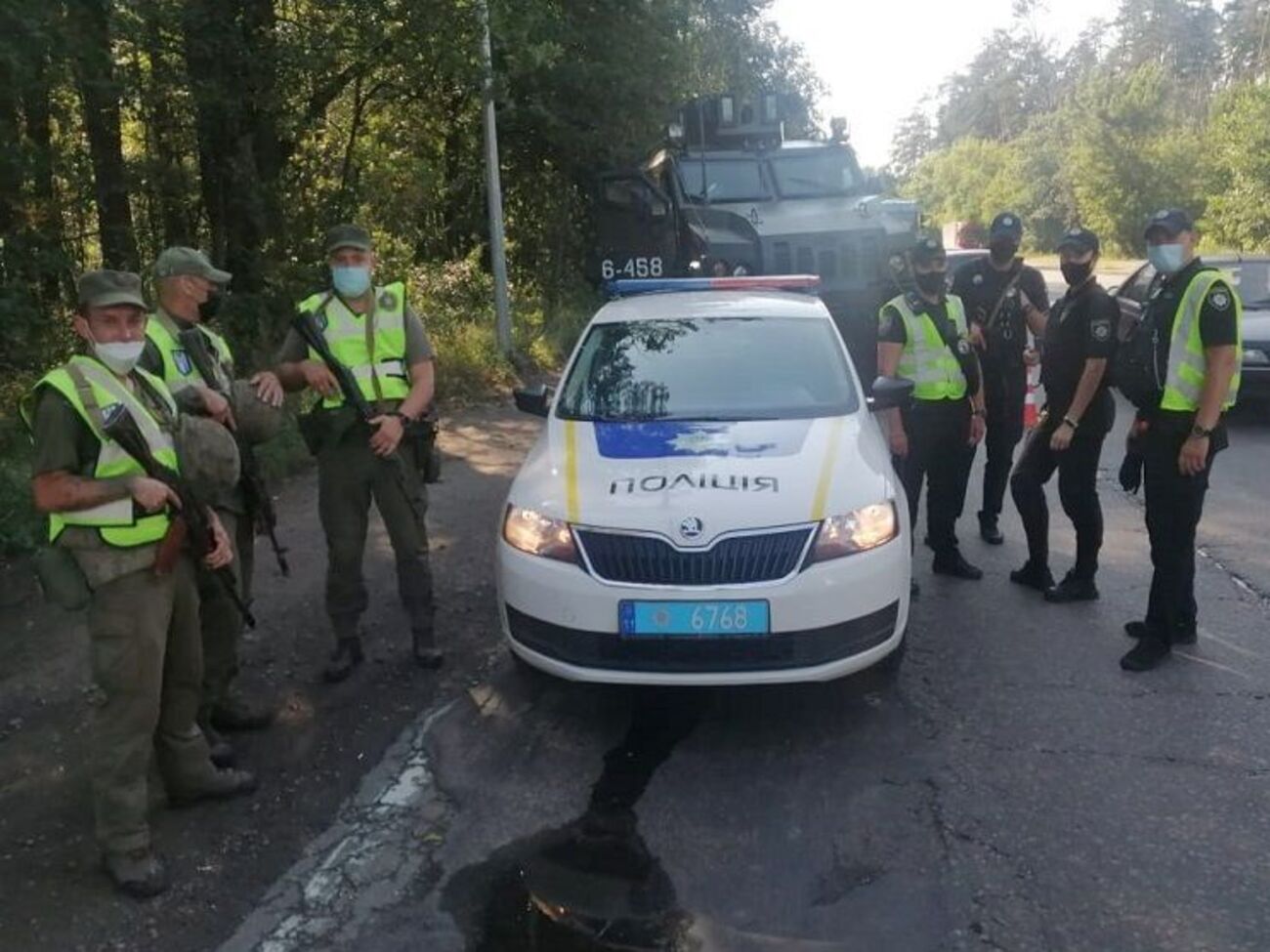 Кожне районне управління поліції має виділити співробітників для охорони порядку з табельною і автоматичною зброєю