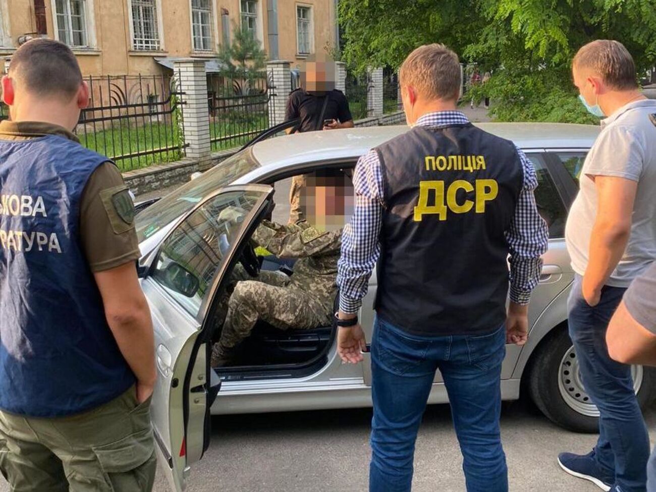 Офицера задержали при получении взятки