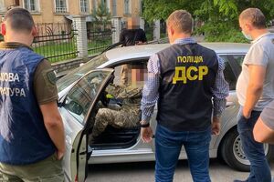 Офицера задержали при получении взятки