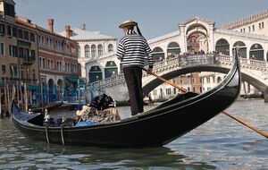 Большие нагрузки часто приводят к тому, что гондолы набирают воду и это усложняет гондольерам навигацию в канале
