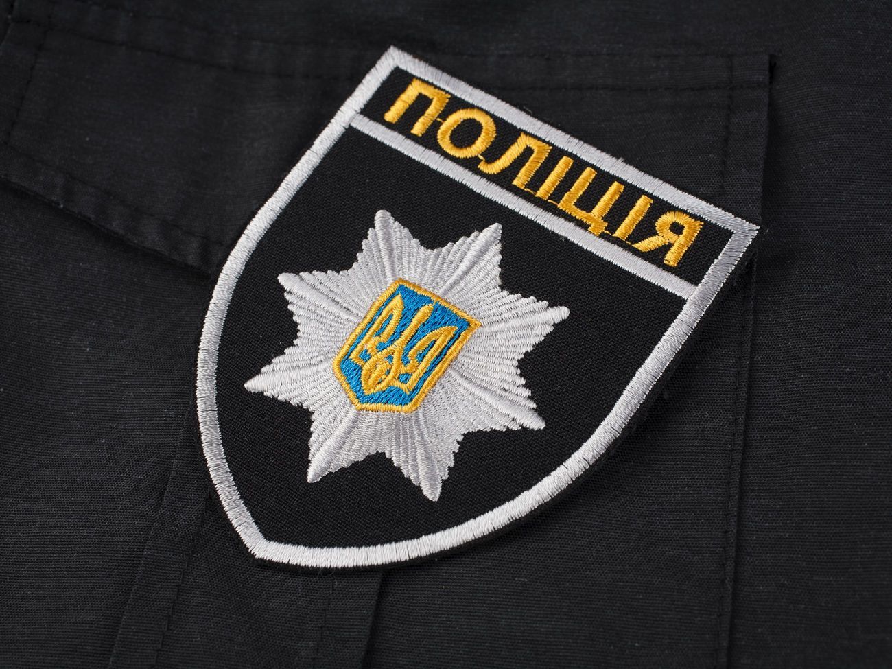 Полиция оцепила территорию возле торгового центра "Метрополис"