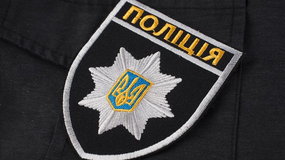 Полиция оцепила территорию возле торгового центра "Метрополис"