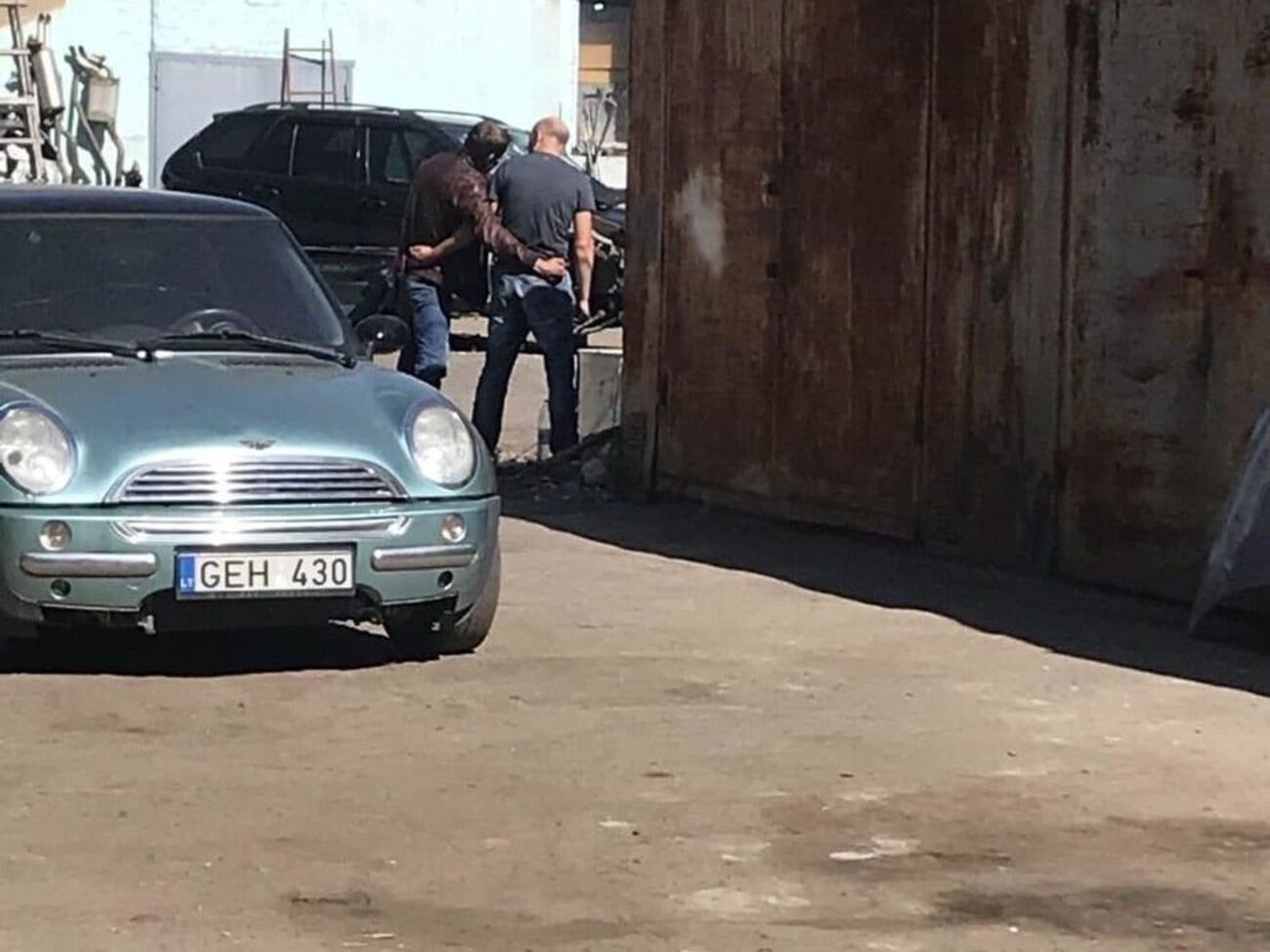 Угонщик обменял заложника и потребовал авто, на котором скрылся