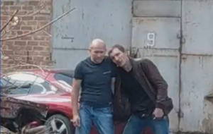 Зловмисник (праворуч) та голова карного розшуку (ліворуч) їдуть в авто, яке супроводжує поліція