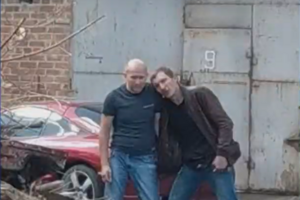 Зловмисник (праворуч) та голова карного розшуку (ліворуч) їдуть в авто, яке супроводжує поліція