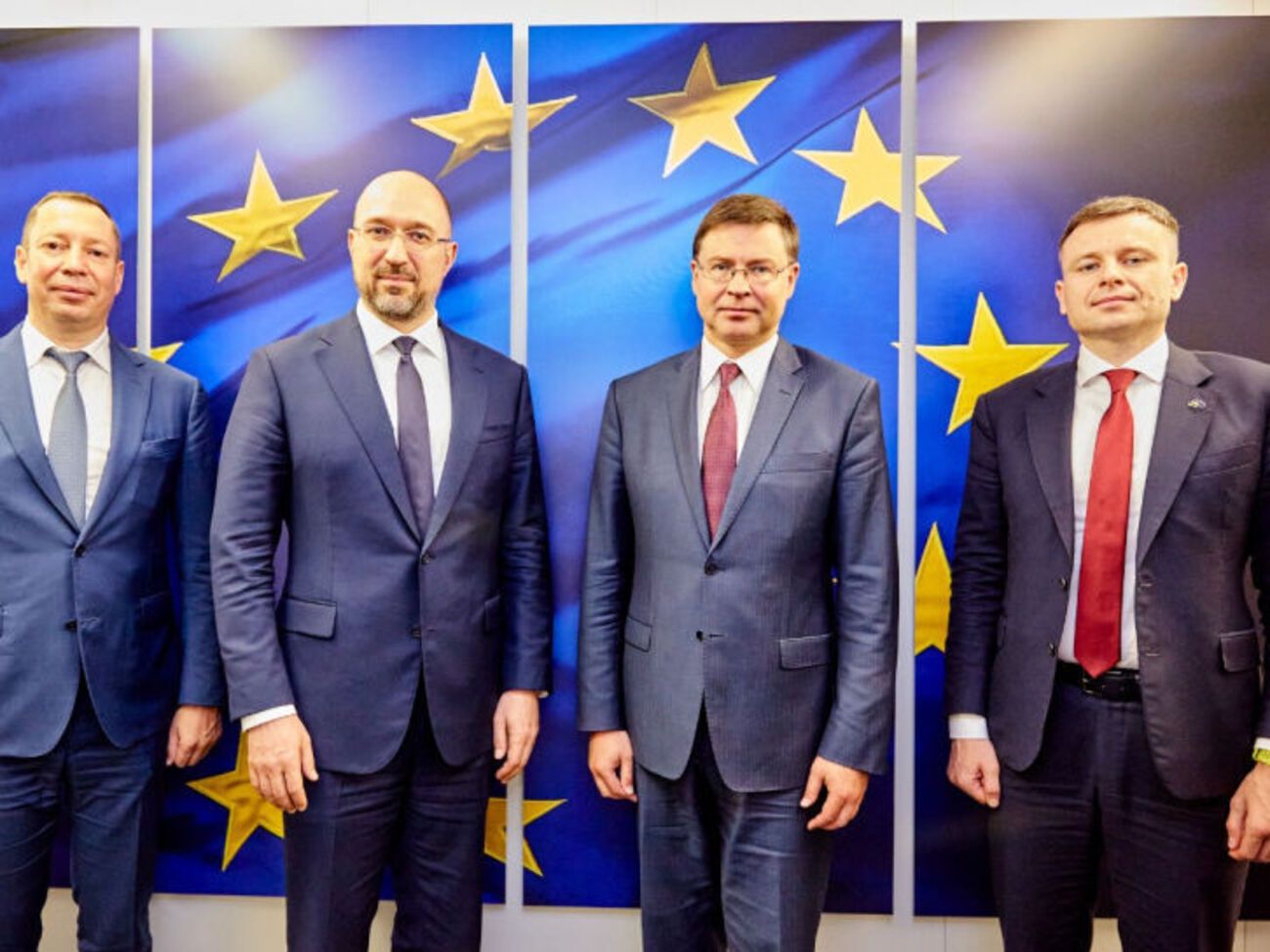 Шмыгаль(второй слева): Украина получит самый большой транш Еврокомиссии в рамках "исключительной" программы макрофинансовой помощи, которая предусмотрена для 10 стран