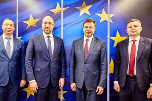 Шмыгаль(второй слева): Украина получит самый большой транш Еврокомиссии в рамках "исключительной" программы макрофинансовой помощи, которая предусмотрена для 10 стран