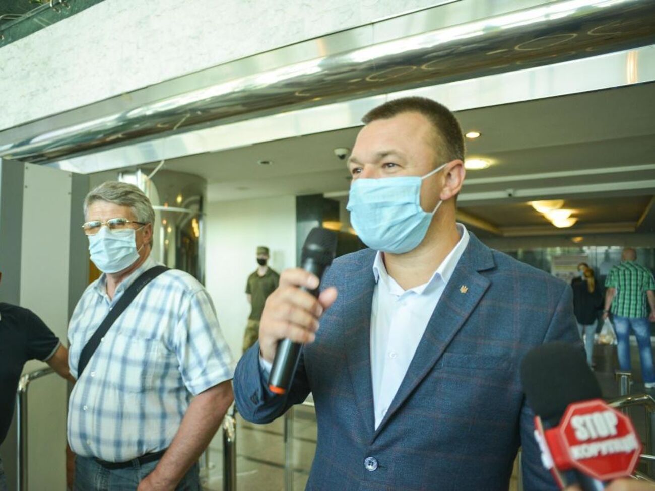 Протестующие держали плакаты: "Нет пиратам в порту" и "МИУ = бездействие"