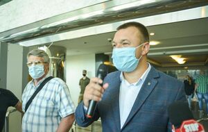 Протестувальники тримали плакати: "Ні піратам у порту" і "МІУ = бездіяльність"