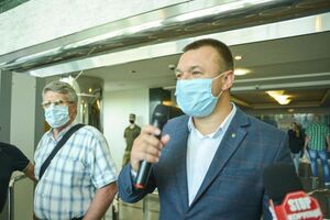 Протестующие держали плакаты: "Нет пиратам в порту" и "МИУ = бездействие"