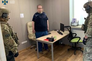 Правоохоронці провели п'ять обшуків за місцем роботи і проживання зловмисників у Харкові та Києві