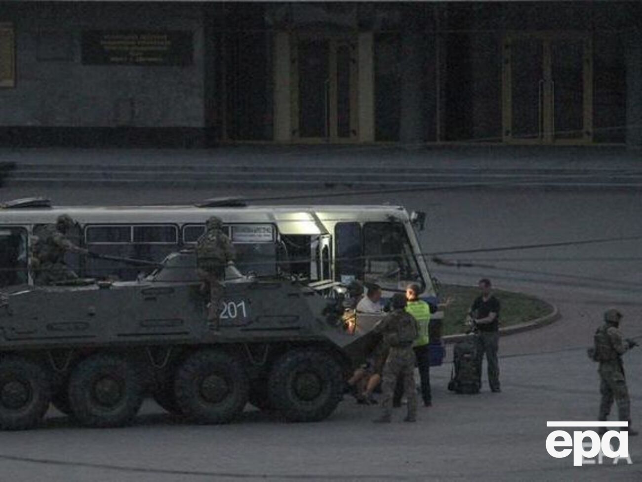 Терорист здався після того, як президент України Володимир Зеленський виконав одну з його умов