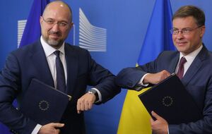 Украинский премьер Денис Шмыгаль и еврокомиссар Валдис Домбровскис после подписания меморандума о предоставлении макрофинансовой помощи