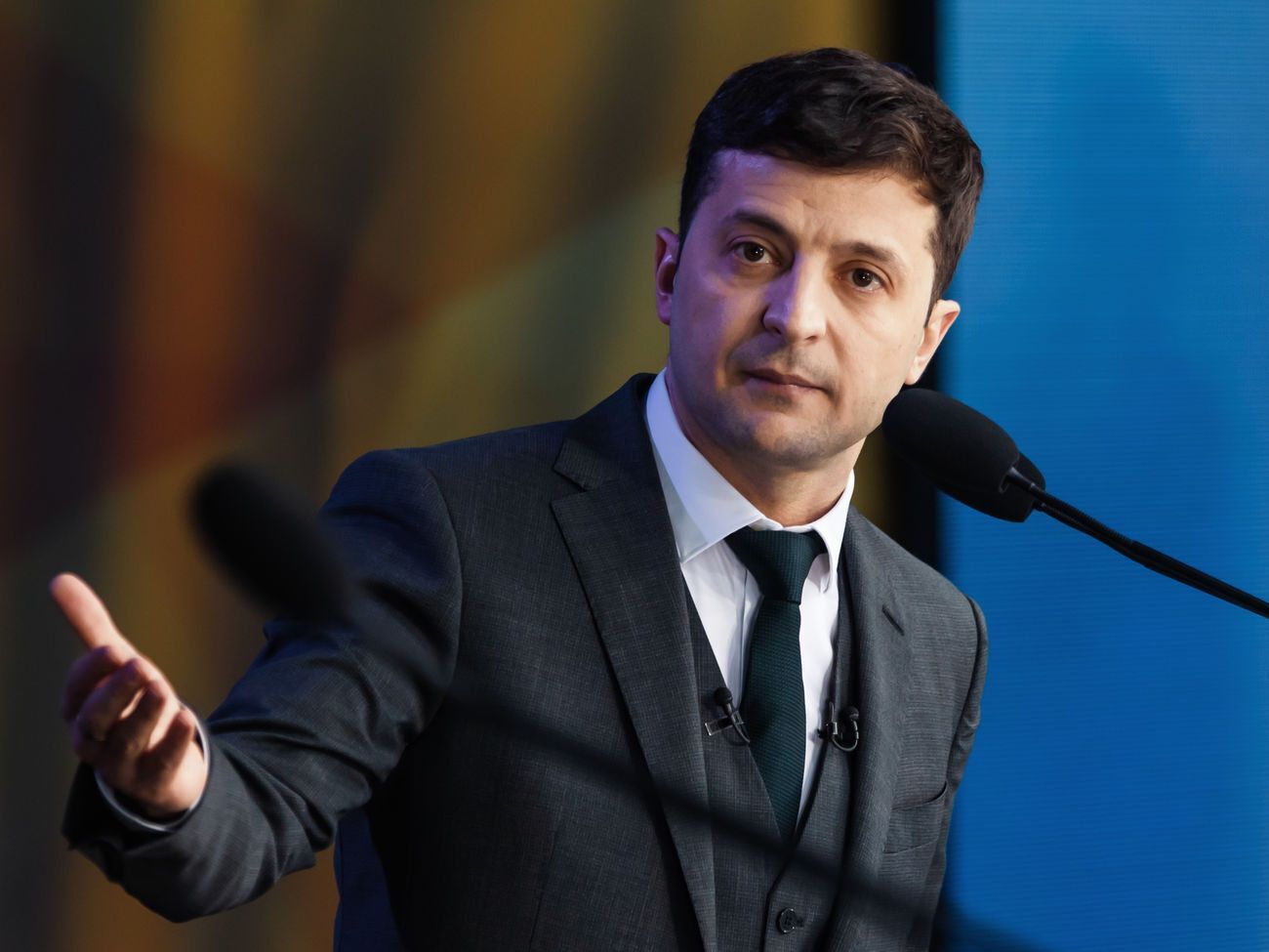 Зеленський: Чому цей "хтось" так нахабно поводиться по відношенню до громадських активістів?