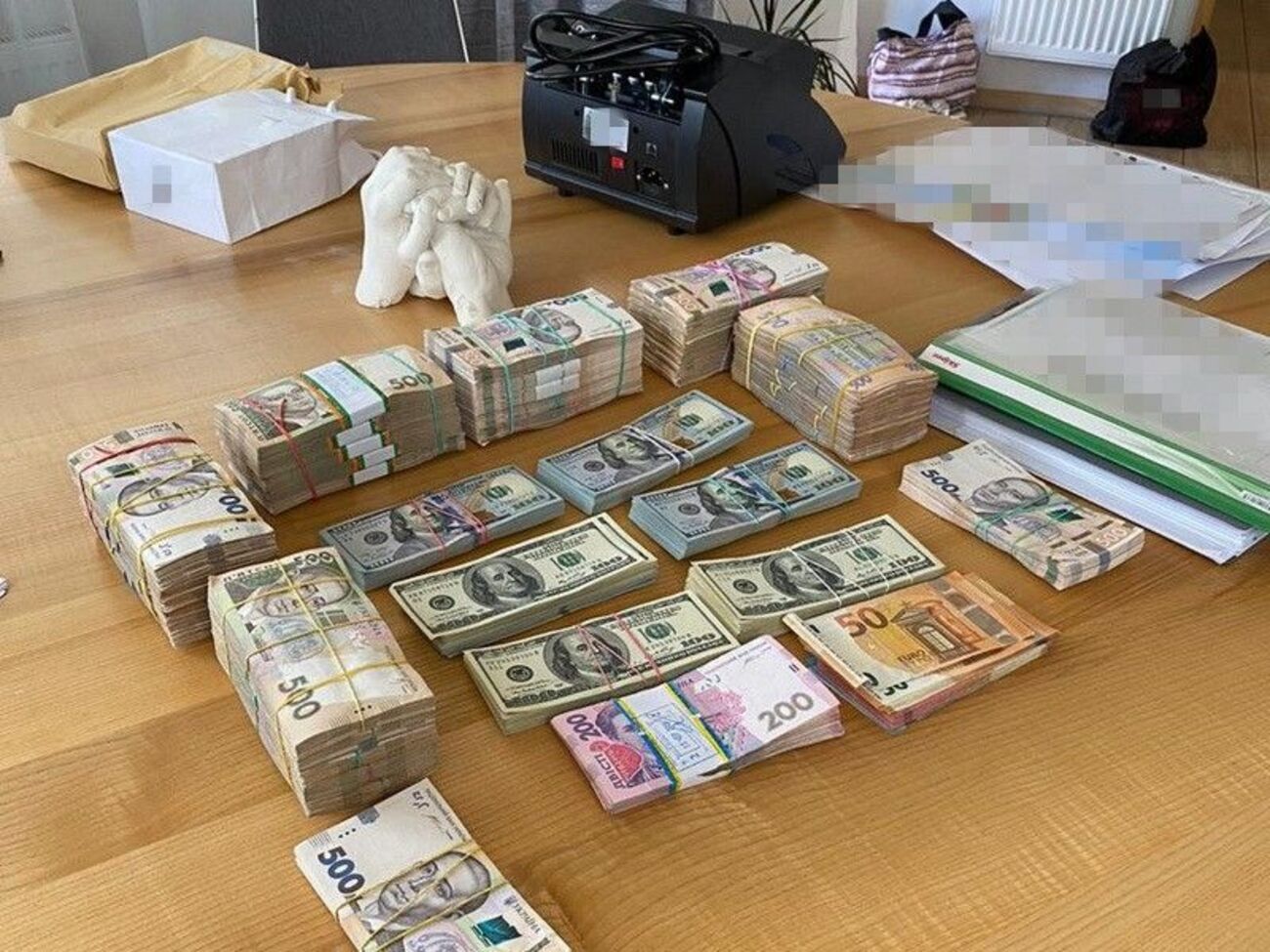 У приміщенні одного з фігурантів правоохоронці вилучили приблизно $60 тис. і понад 1,5 млн грн