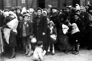 "Чорну книгу" складають свідчення про Голокост
