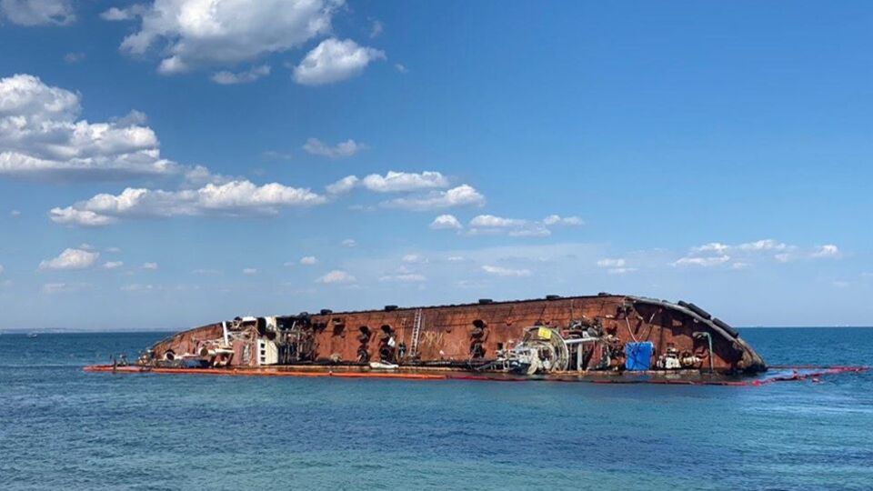 Боновые заграждения, установленные для подъема судна, не смогли предотвратить разлив