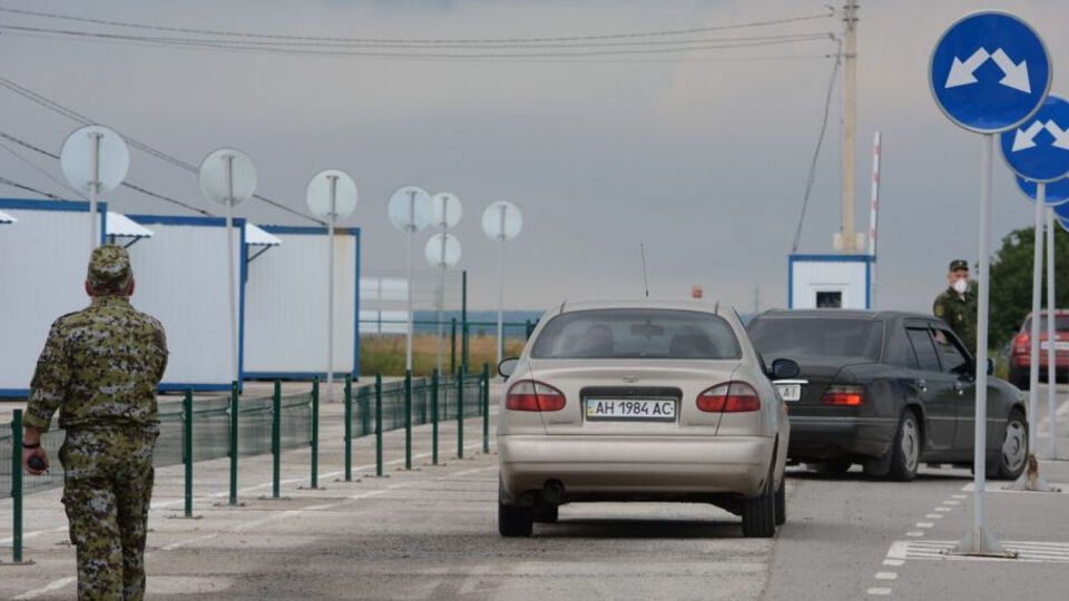 Бойовики "ДНР" називають періодичне поновлення роботи КПВВ "гуманітарним коридором"