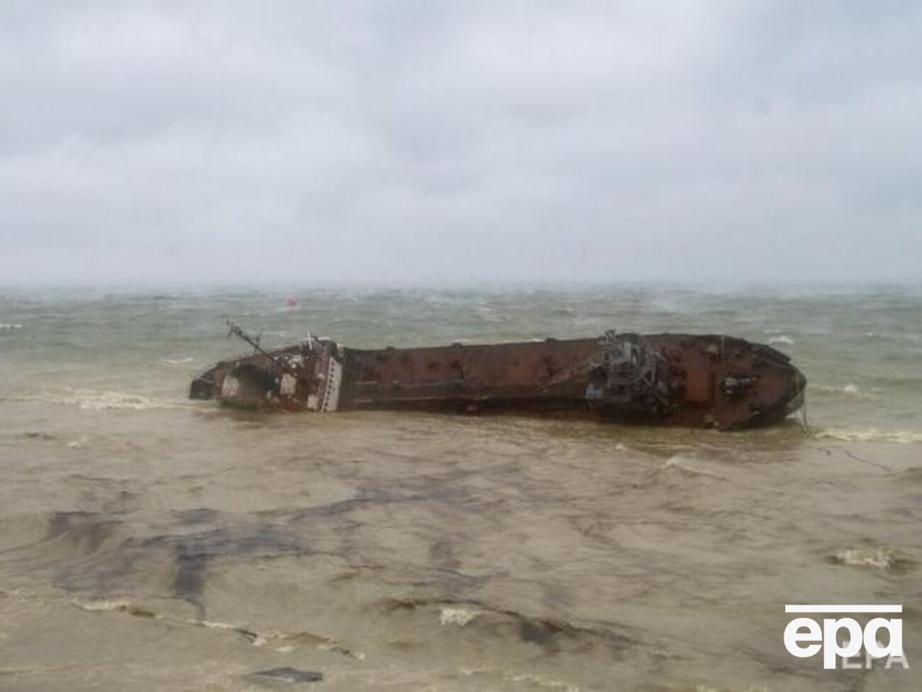 Танкер Delfi&nbsp;затонул возле пляжа в Одессе во время шторма&nbsp;в ноябре 2019 года