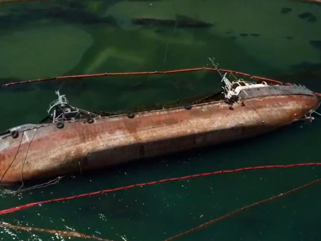 К Delfi подошли два буксира, которые попробуют поднять танкер с волнореза