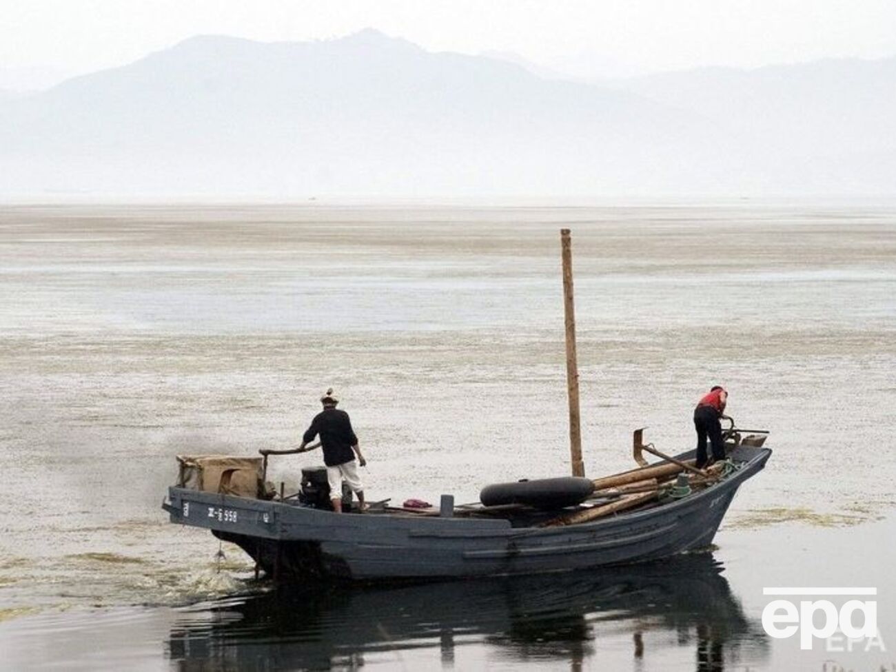 Северокорейские лодки отдаляются от берега и теряются в море, предположили аналитики