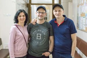 У Кучапина (посредине) незадолго до смерти родилась дочь