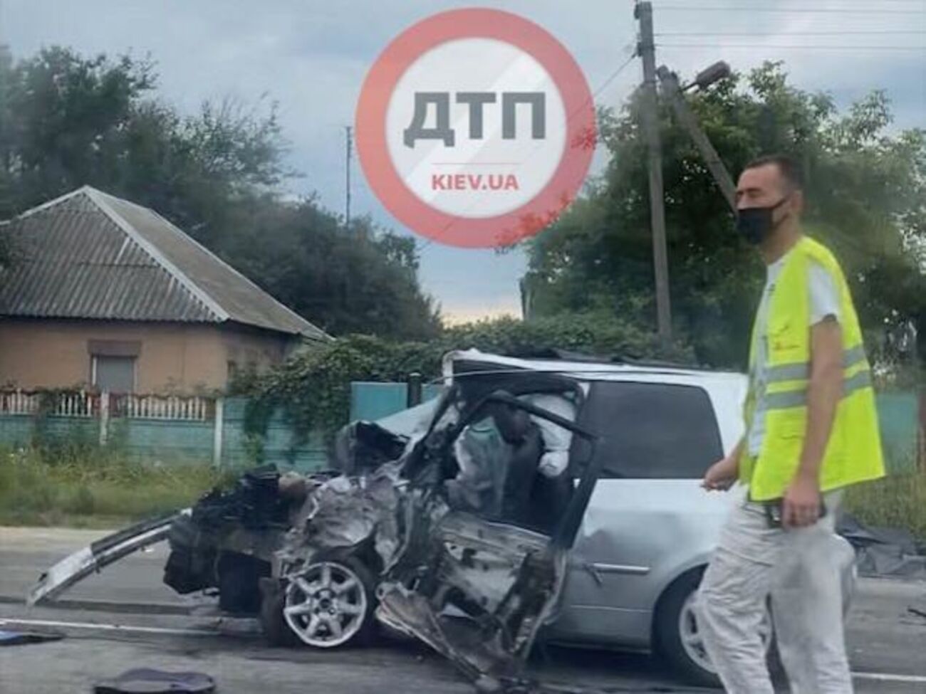 На месте происшествия работают медики и полиция