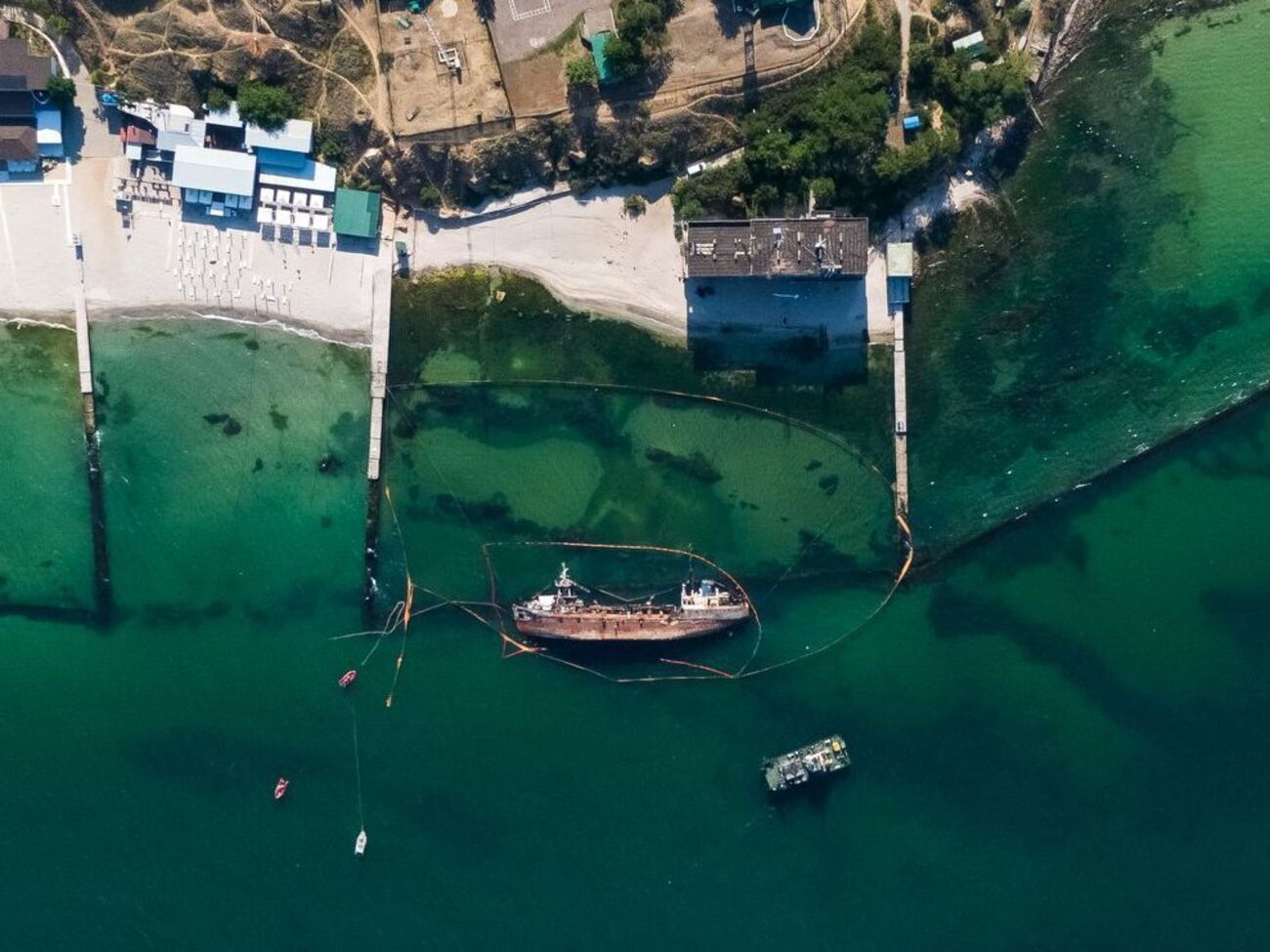 Утром 25 июля возобновились подготовительные работы перед постановкой танкера на киль