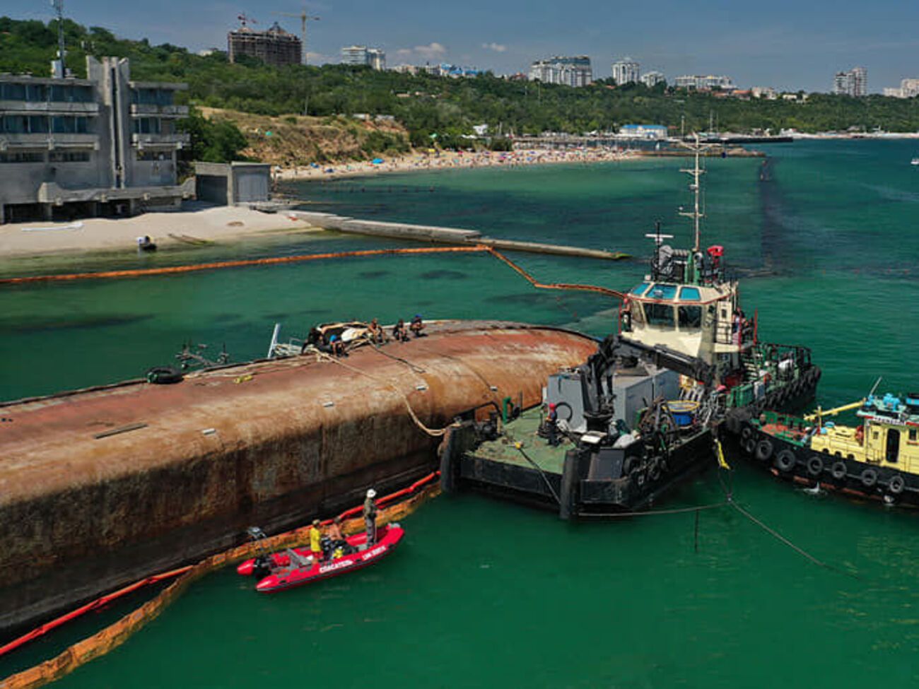 Танкер пытаются убрать с пляжа в Одессе