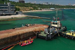 Танкер пытаются убрать с пляжа в Одессе