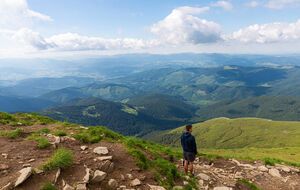 Шістьох дітей і двох жінок спустять до підніжжя Говерли на всюдиході