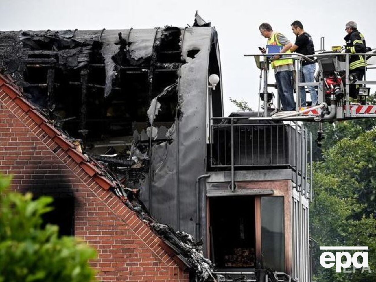 В результате крушения пострадала квартира на верхнем этаже