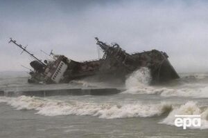 Танкер лежит возле пляжа в Одессе