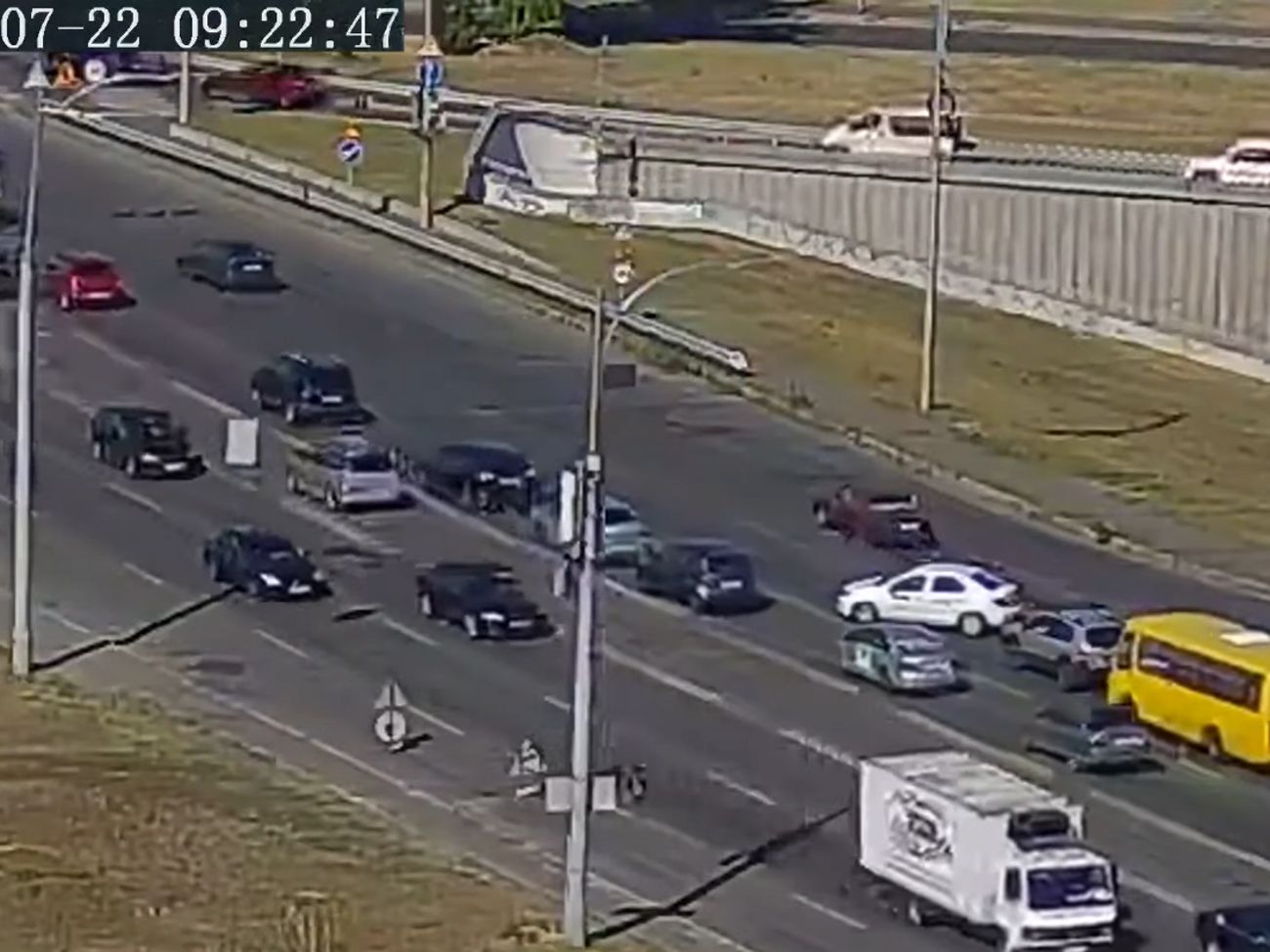 Камера зафиксировала удивительный разворот белого Renault Logan