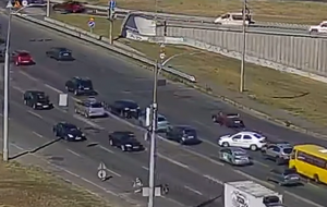 Камера зафиксировала удивительный разворот белого Renault Logan