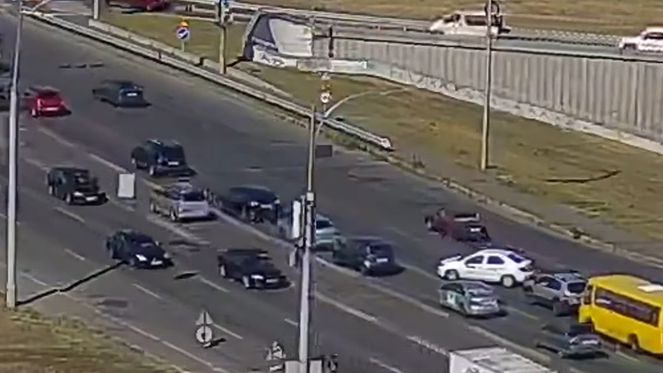 Камера зафіксувала дивовижний розворот білого Renault Logan