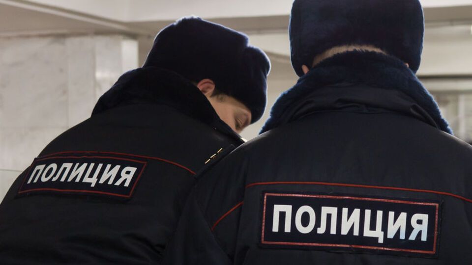 Поліцейський заявив, що намагався видалити журналіста з дільниці, оскільки він не пускав виборців