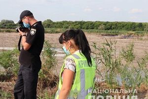 Один из сотрудников потерял сознание и упал в колодец, ему пыталась помочь трое других