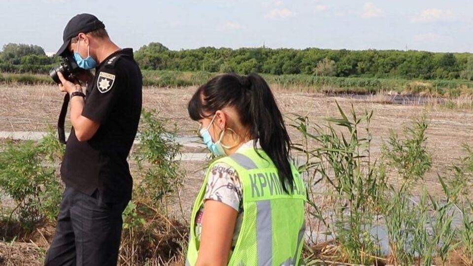 Один зі співробітників знепритомнів і впав у колодязь, йому намагалися допомогти троє інших