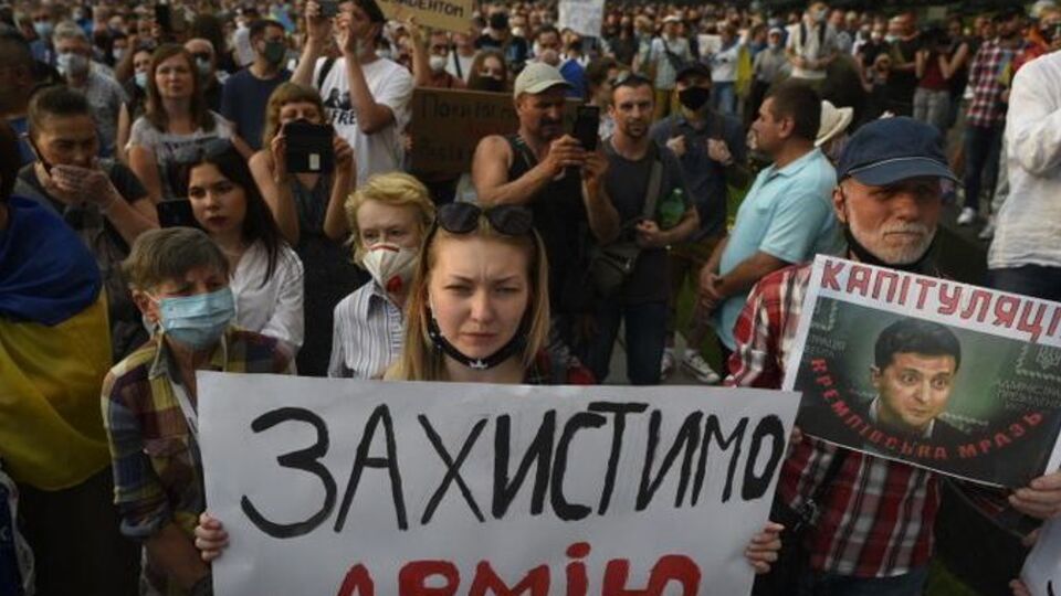 У Києві під Офісом президента протестували проти умов перемир'я на Донбасі. Фоторепортаж